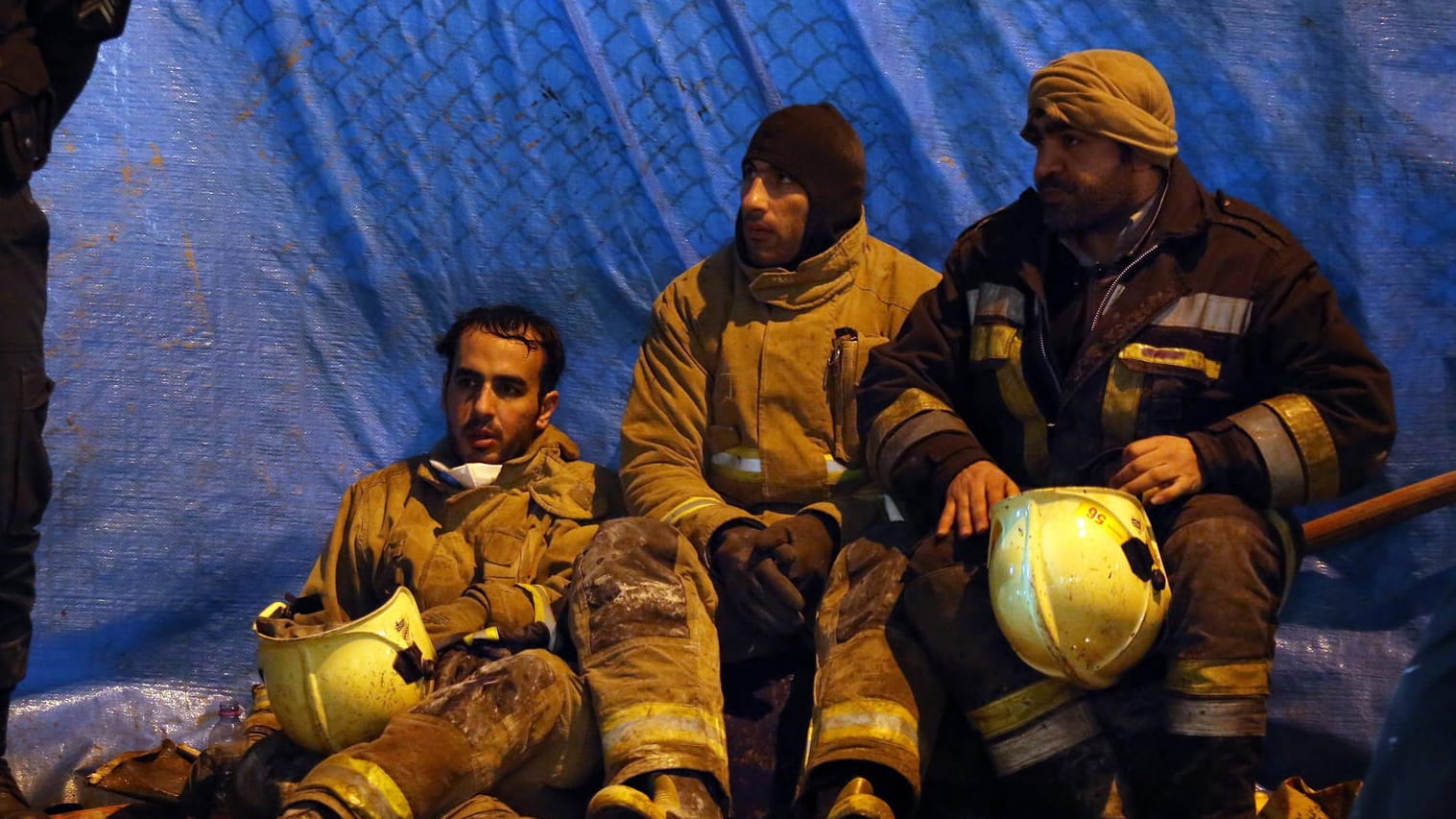 Erschöpfte Feuerwehrmänner (Archivbild): Die Ursachen für den Einsturz sind noch unklar. Erschöpfte Feuerwehrmänner (Archivbild): Die Ursachen für den Einsturz sind noch unklar.