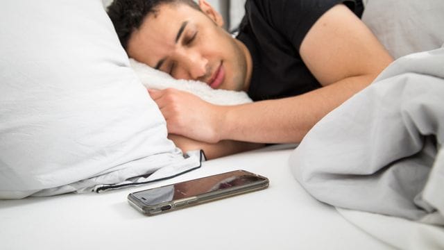 Wer sich morgens auf den Handywecker verlässt, sollte zuvor die Einstellungen überprüfen.