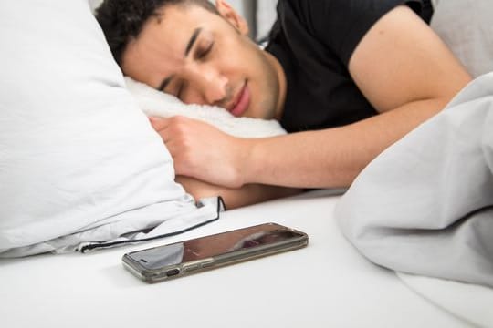 Wer sich morgens auf den Handywecker verlässt, sollte zuvor die Einstellungen überprüfen.