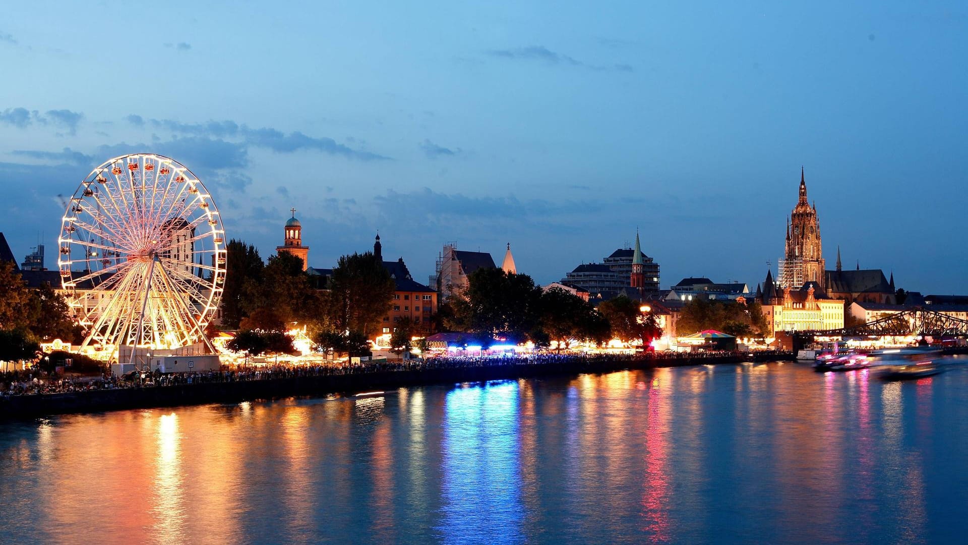 Riesenrad auf dem Mainuferfest in Frankfurt am Main (Archivbild): Auch im Sommer 2023 finden wieder viele beliebte Feste statt.