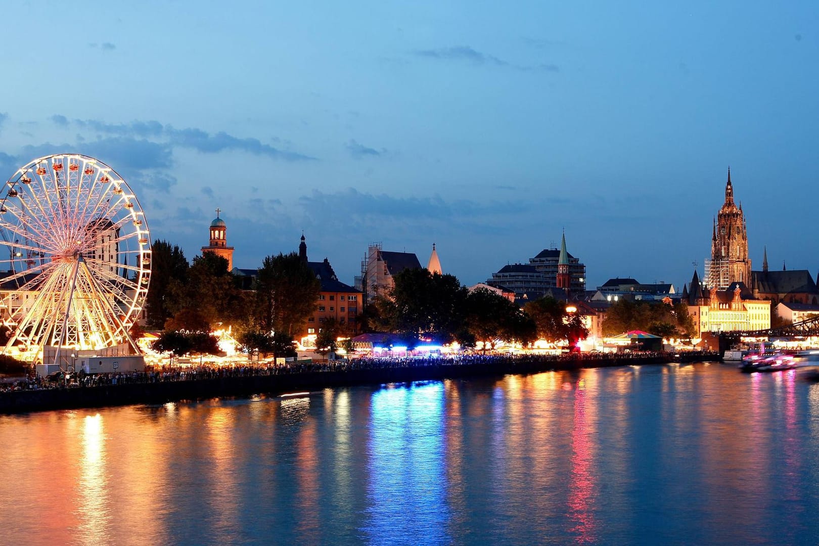 Riesenrad auf dem Mainuferfest in Frankfurt am Main (Archivbild): Auch im Sommer 2023 finden wieder viele beliebte Feste statt.