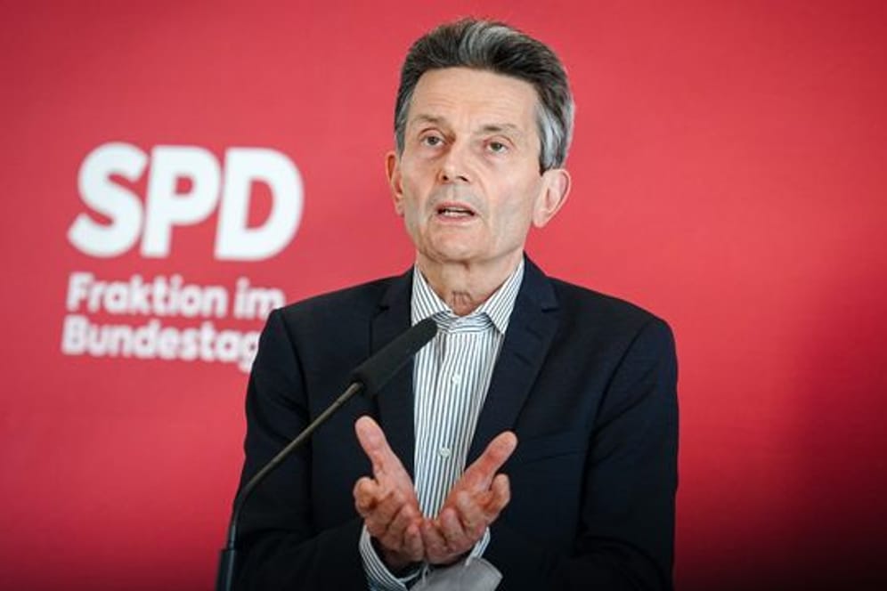 Der Vorsitzende der SPD-Bundestagsfraktion hat mit seinem Vorstoß zu einer anderen Finanzierung der Milliarden-Finanzspritze für die Bundeswehr eine Debatte angestoßen.