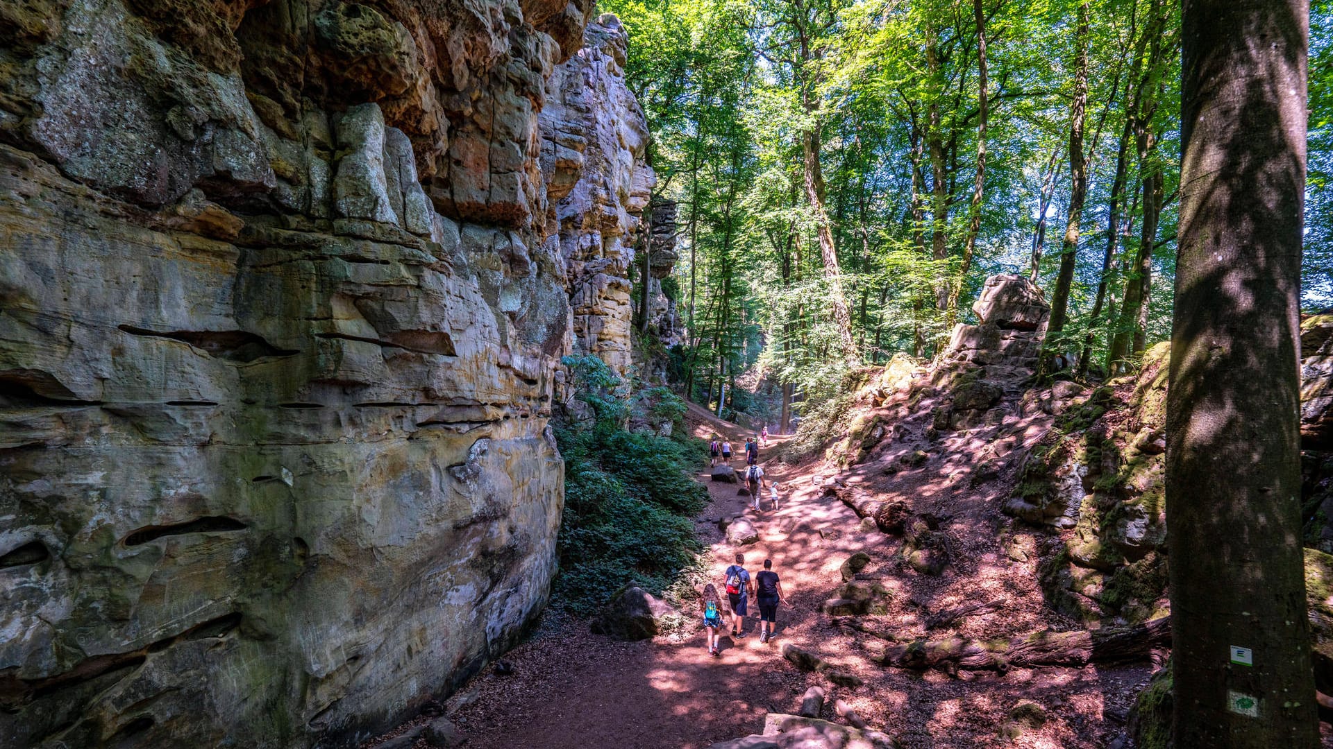 Die Teufelsschlucht ist eine enge, begehbare Schlucht aus Sandsteinfelsen mit steilen Felswänden.