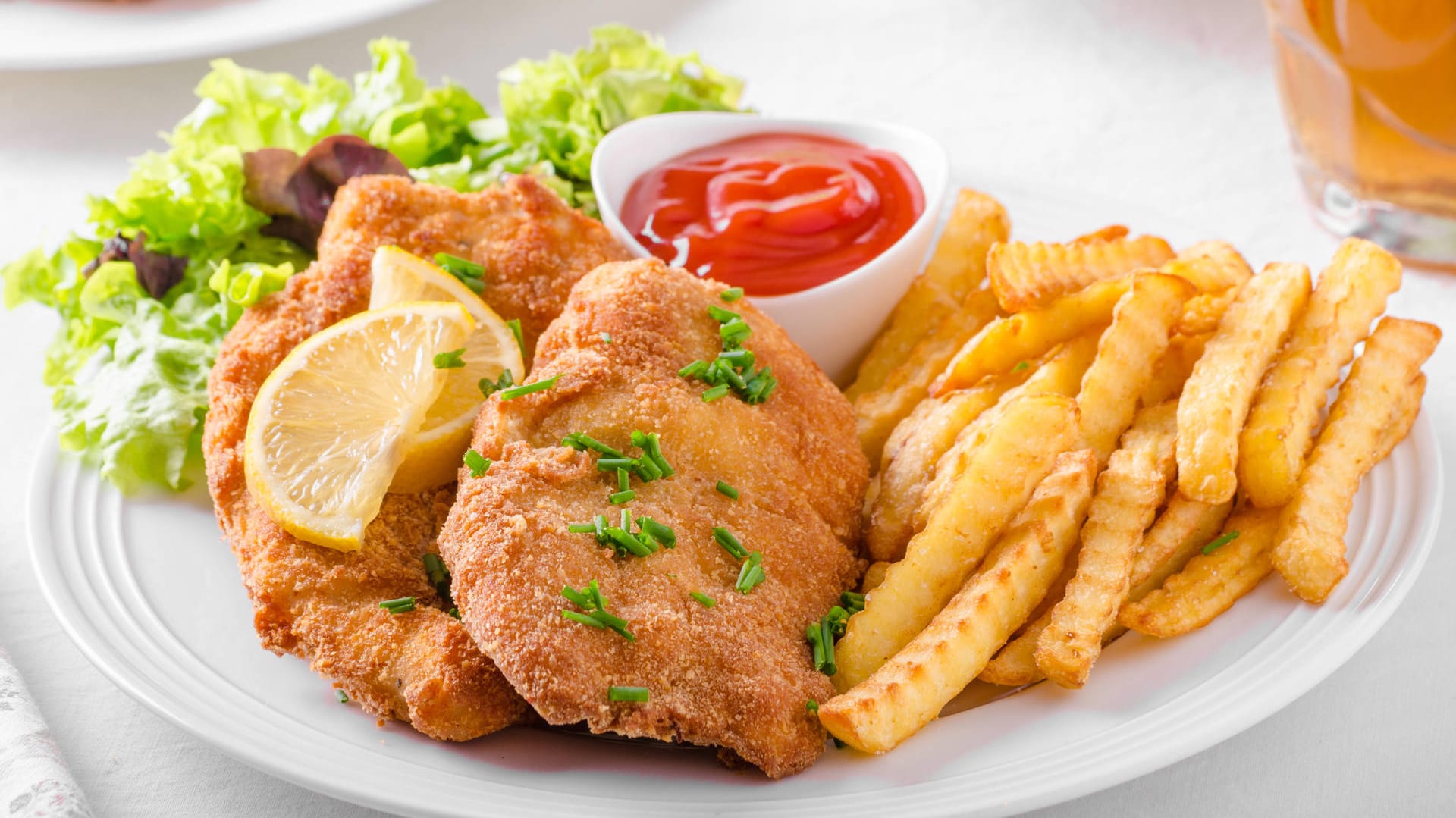 Wiener Schnitzel mit Pommes (Symbolbild): Das beliebte Gericht könnte bald teurer werden.