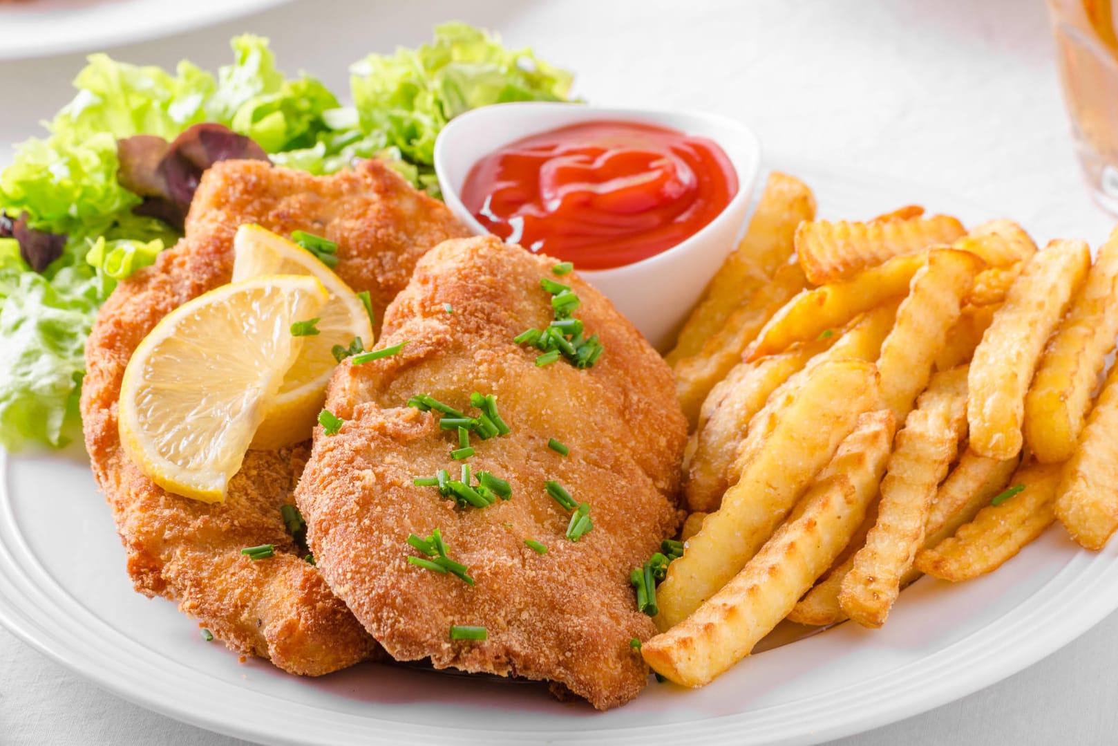 Wiener Schnitzel mit Pommes (Symbolbild): Das beliebte Gericht könnte bald teurer werden.