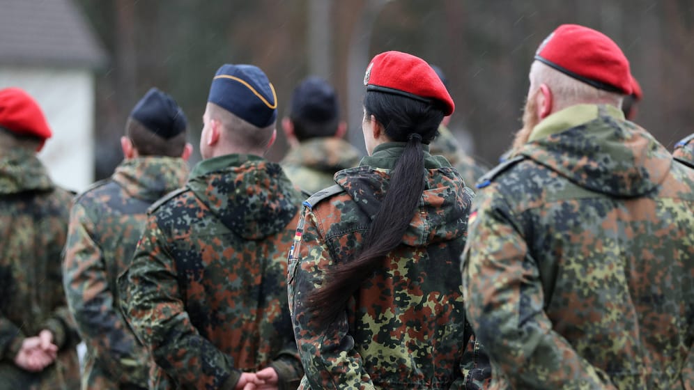 Soldaten der Bundeswehr (Archiv): Vier Beschuldigte sollen sich im aktiven Dienst befinden.