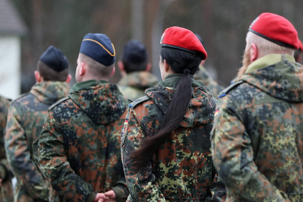 Soldaten der Bundeswehr (Archiv): Vier Beschuldigte sollen sich im aktiven Dienst befinden.