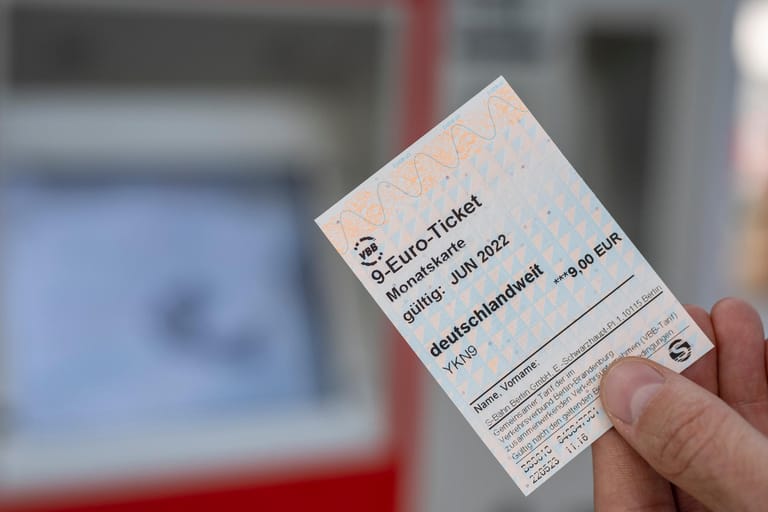 Eine Person hält ein 9-Euro-Ticket in der Hand (Symbolbild).