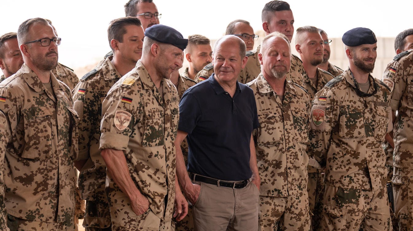 Scholz mit Bundeswehrsoldaten in Reih und Glied: Bisher wurden von den Deutschen rund 500 Spezialkräfte der nigrischen Armee ausgebildet.