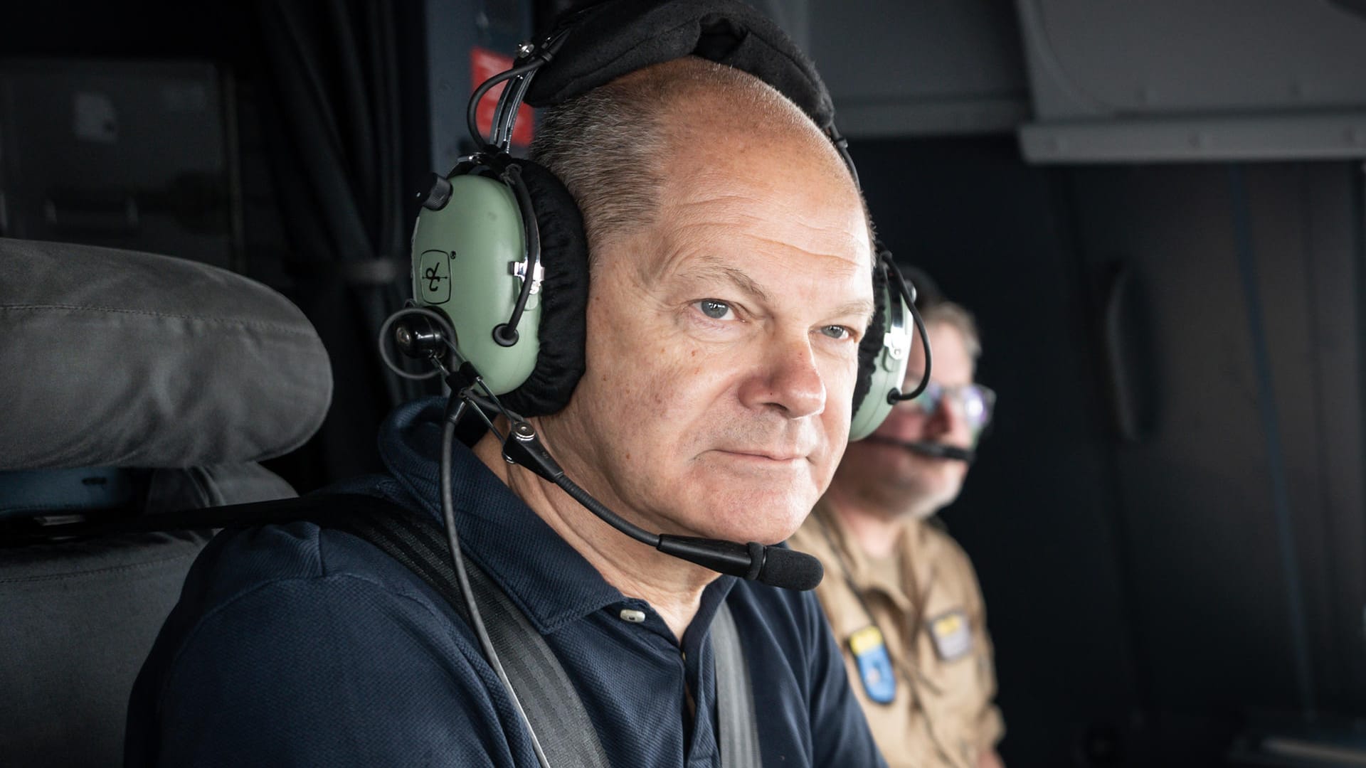 Scholz bei der Anreise: Der Kanzler kam mit einem Transportflugzeug der Bundeswehr.