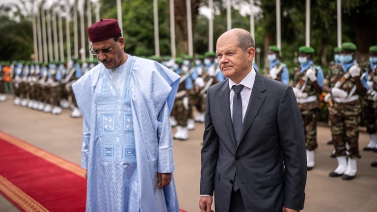 Olaf Scholz mit Mohamed Bazoum, Präsident der Republik Niger: Der Bundeskanzler wurde mit militärischen Ehren empfangen.