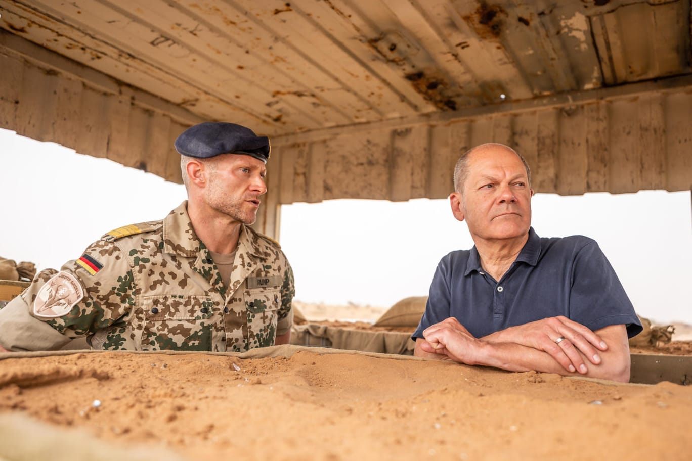 Olaf Scholz mit Bundeswehr-Kommandeur Sven Rump (l.): Der Kanzler besuchte den Stützpunkt Tillia in Niger.