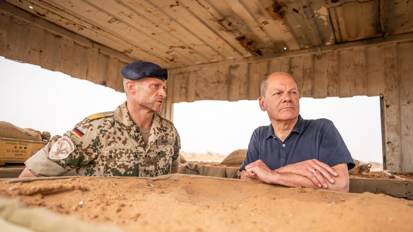Olaf Scholz mit Bundeswehr-Kommandeur Sven Rump (l.): Der Kanzler besuchte den Stützpunkt Tillia in Niger.