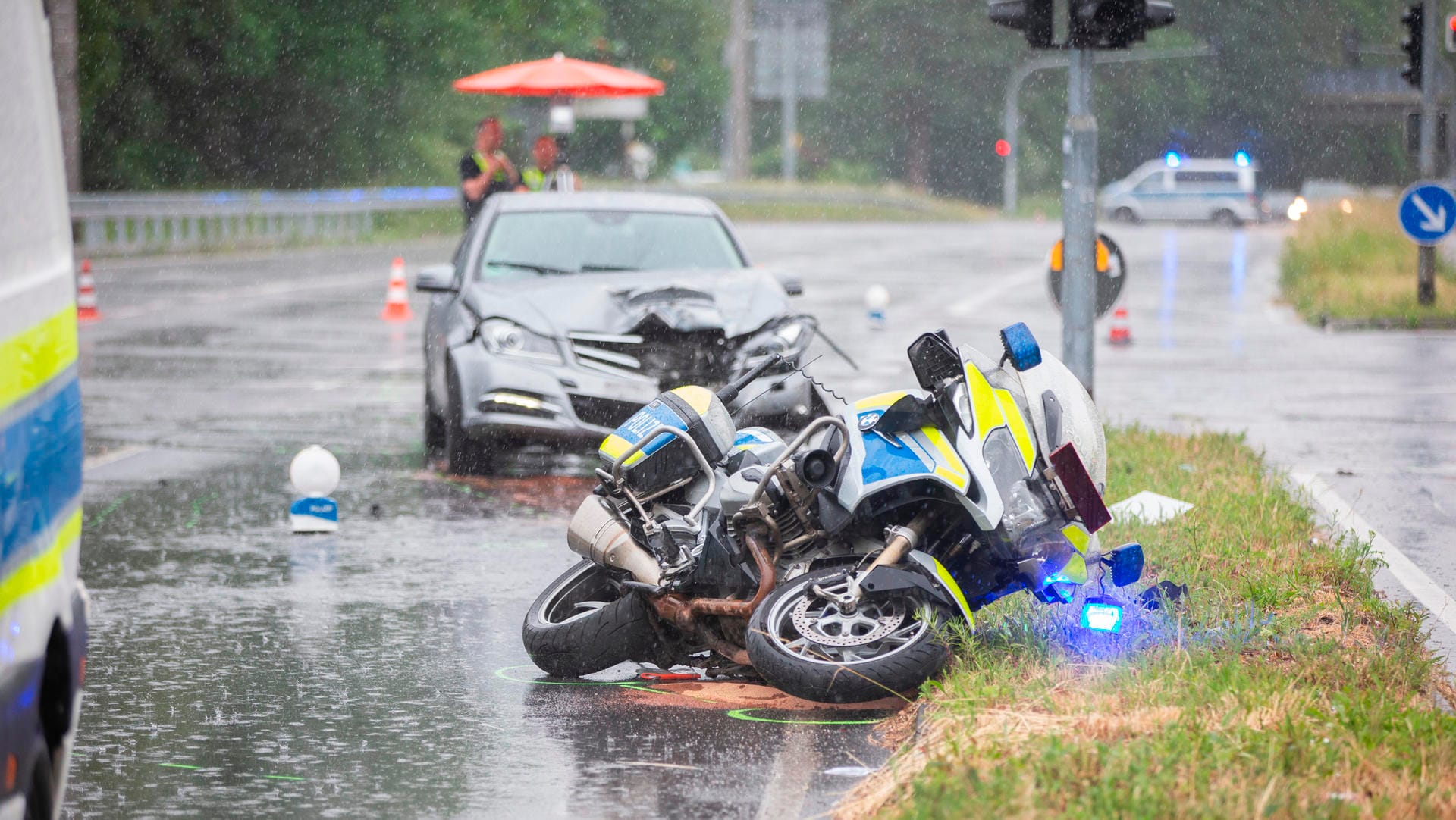 Unfallstelle am Stammheimer Ring: Bei einer Einsatzfahrt ist eine Polizistin auf dem Motorrad schwer verunglückt.