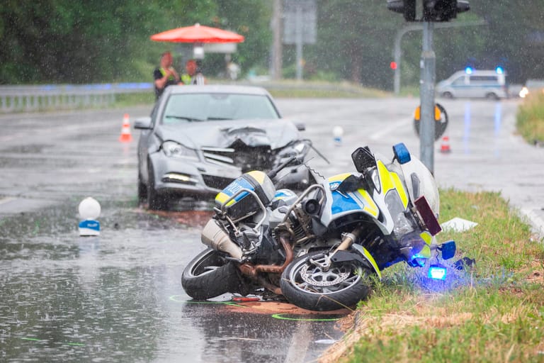 Unfallstelle am Stammheimer Ring: Bei einer Einsatzfahrt ist eine Polizistin auf dem Motorrad schwer verunglückt.
