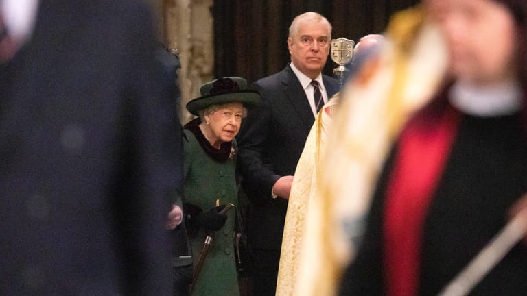 Prinz Andrew begleitete die Queen zum Gedenkgottesdienst für Prinz Philip.