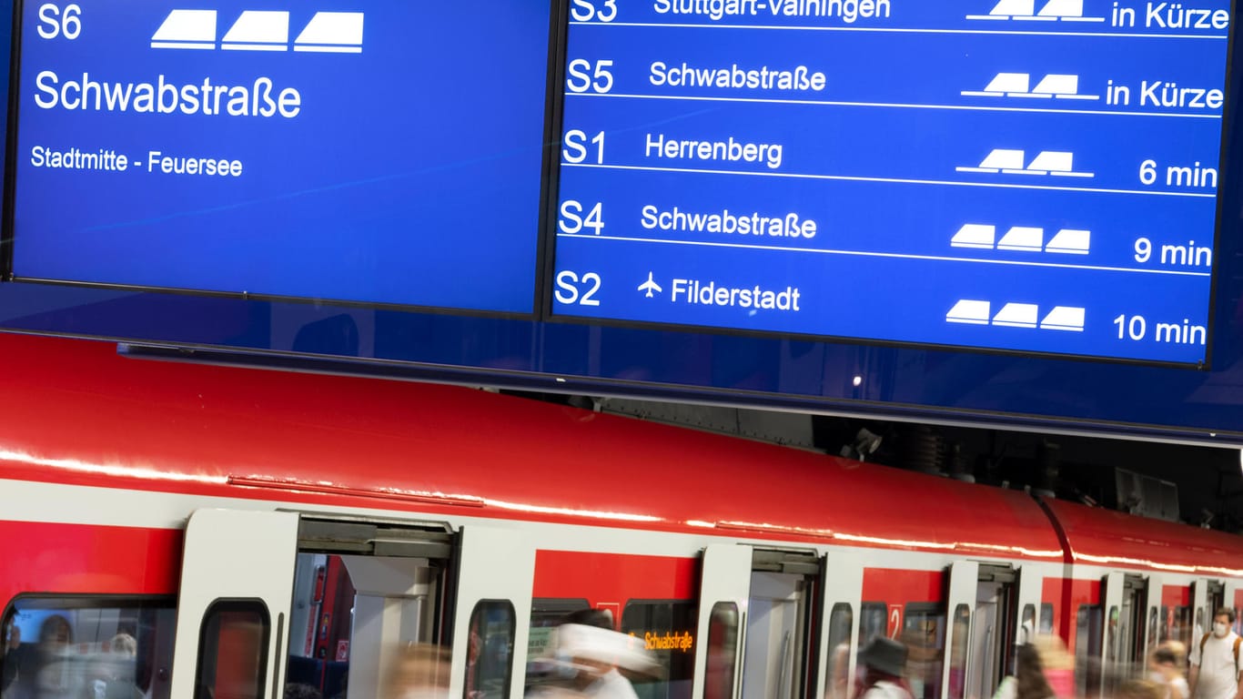 Menschen steigen im Stuttgarter Hauptbahnhof aus einer S-Bahn (Archiv): Im Zuge des 9-Euro-Tickets will die Deutsche Bahn das Angebot von S-Bahnen in Stuttgart erweitern.