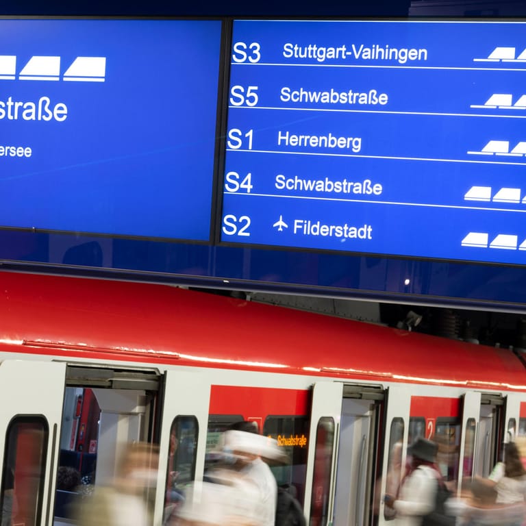 Menschen steigen im Stuttgarter Hauptbahnhof aus einer S-Bahn (Archiv): Im Zuge des 9-Euro-Tickets will die Deutsche Bahn das Angebot von S-Bahnen in Stuttgart erweitern.