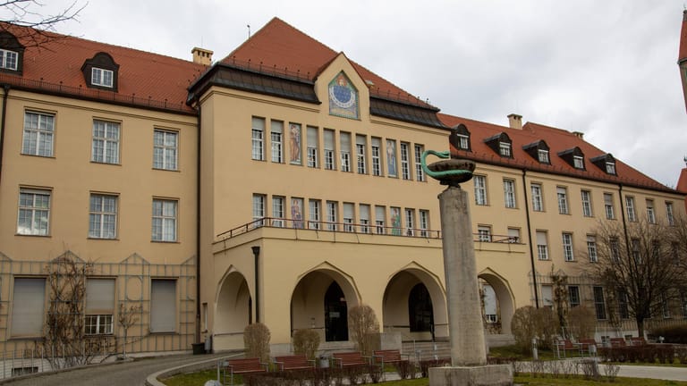 Außenansicht des Schwabinger Krankenhauses (Symbolbild): Der erste Affenpocken-Fall in München wird isoliert behandelt.