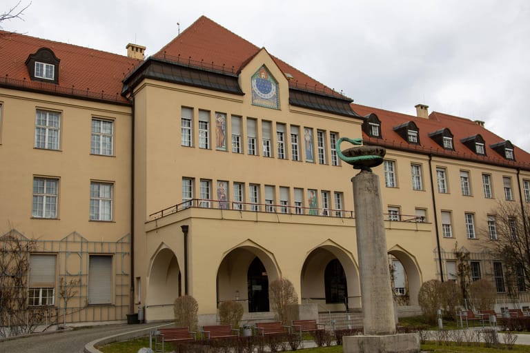 Außenansicht des Schwabinger Krankenhauses (Symbolbild): Der erste Affenpocken-Fall in München wird isoliert behandelt.