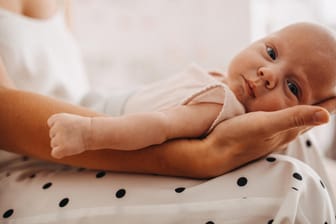 Babynamen: Ein- und zweisilbige Vornamen für den Nachwuchs sind beliebt.