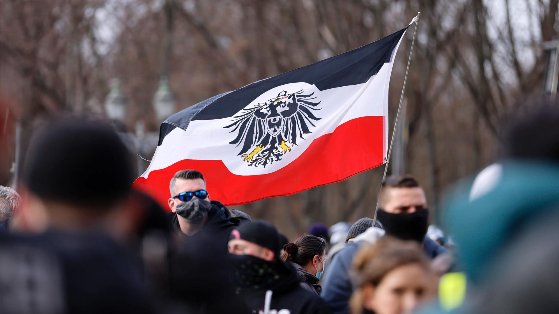 Teilnehmer an einer Demonstration schwenken eine Reichsflagge (Symbolbild): Der Verfassungsschutz schätzt deutschlandweit 20.000 sogenannte Reichsbürger.