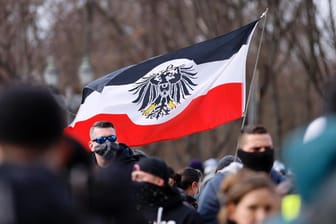 Teilnehmer an einer Demonstration schwenken eine Reichsflagge (Symbolbild): Der Verfassungsschutz schätzt deutschlandweit 20.000 sogenannte Reichsbürger.