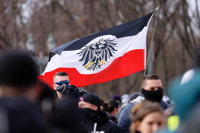 Teilnehmer an einer Demonstration schwenken eine Reichsflagge (Symbolbild): Der Verfassungsschutz schätzt deutschlandweit 20.000 sogenannte Reichsbürger.
