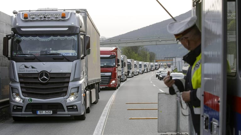 Stau auf der Autobahn aus München nach Tirol (Archivbild): Auch in dieser Woche wird die Blockabfertigung für viele auf dem Weg nach Österreich zum Problem.