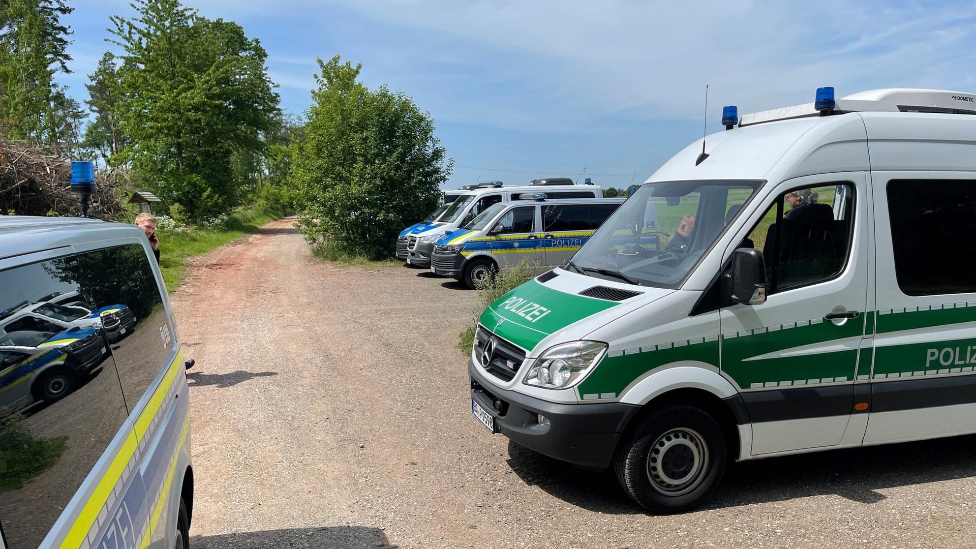 Polizeiautos in der Nähe des Fundorts: An der Suchaktion waren zahlreiche Kräfte beteiligt. Polizeiautos in der Nähe des Fundorts: An der Suchaktion waren zahlreiche Kräfte beteiligt.