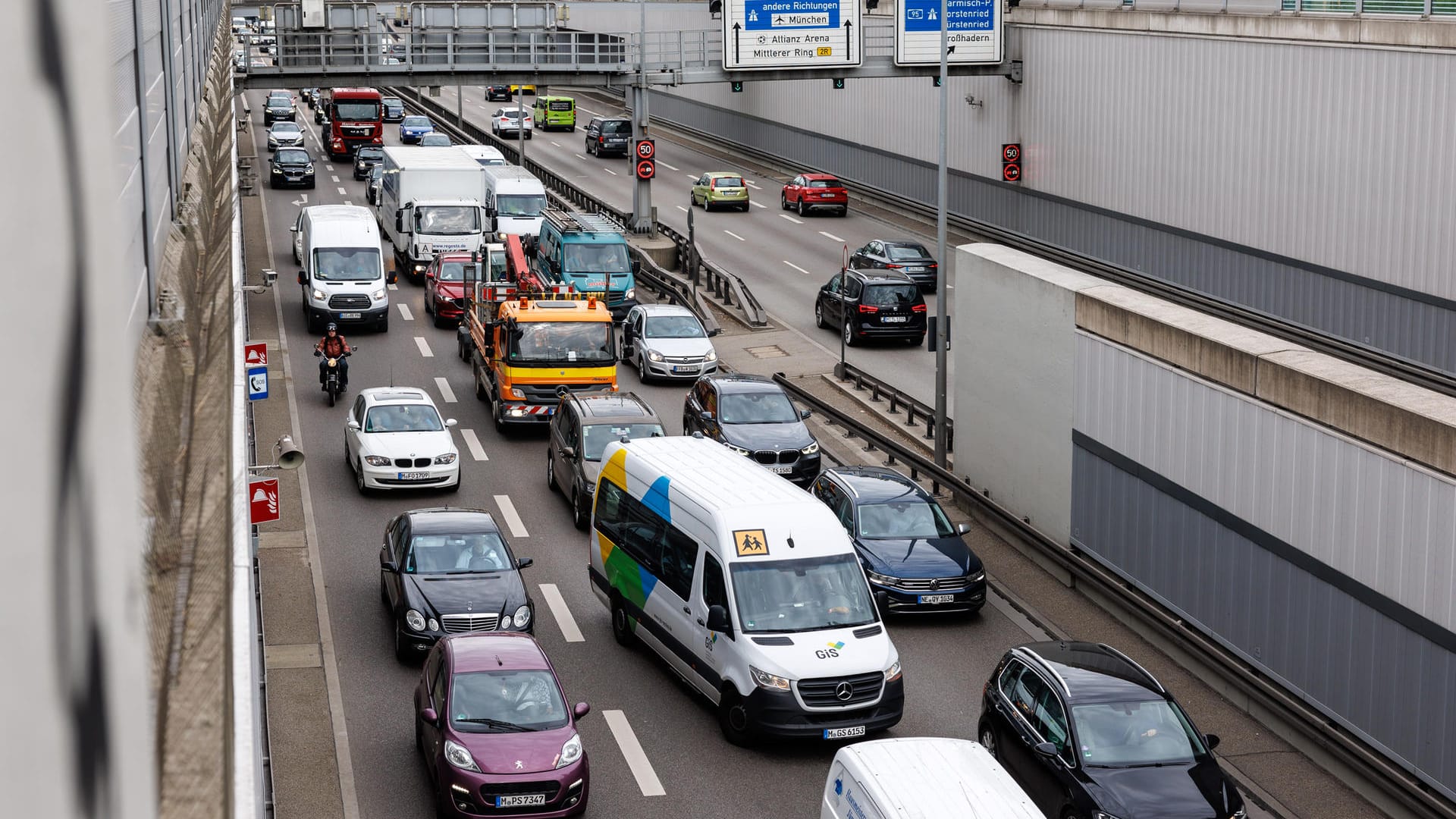 Der Verkehr staut sich vor dem Tunnel Heckenstallerstraße auf dem Mittleren Ring: Aktivisten blockierten eine Ausfahrt.