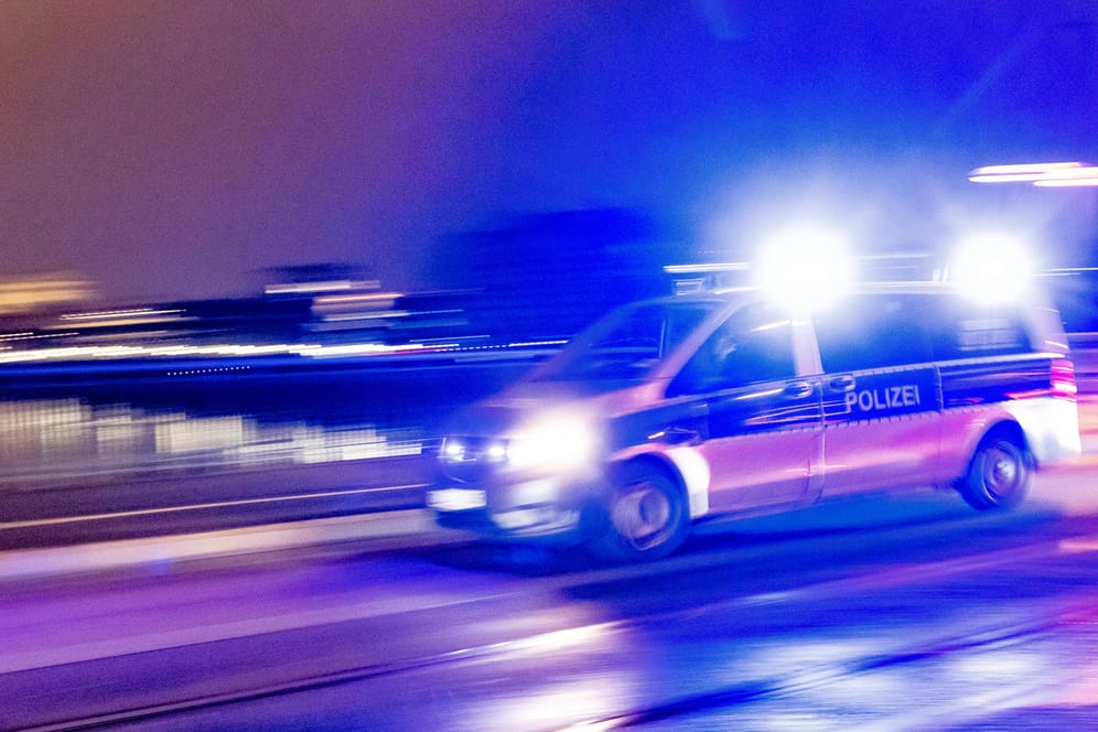 Ein Polizeiauto auf Einsatzfahrt (Symbolbild): Video-Aufnahmen der Kontrolle verbreiteten sich schnell im Netz.