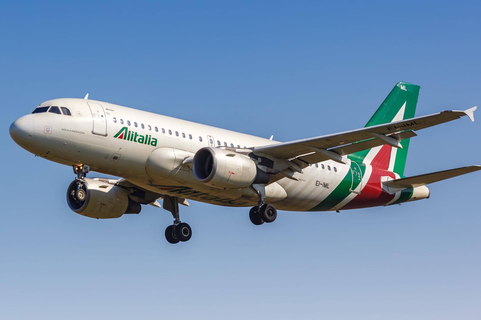 Ein Alitalia-Airbus (Symbolbild): Die Airline gibt es nicht mehr, ihre Nachfolgerin ist Ita Airways. Ein Alitalia-Airbus (Symbolbild): Die Airline gibt es nicht mehr, ihre Nachfolgerin ist Ita Airways.