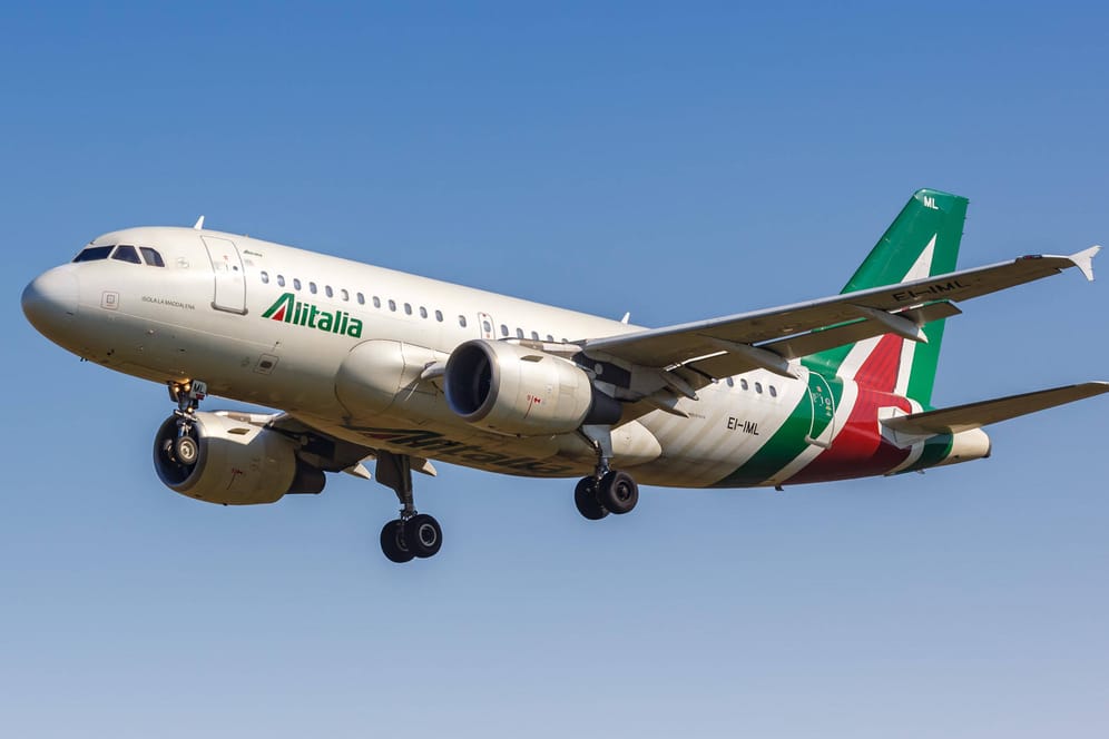 Ein Alitalia-Airbus (Symbolbild): Die Airline gibt es nicht mehr, ihre Nachfolgerin ist Ita Airways.