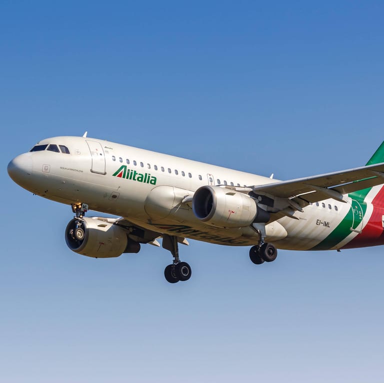 Ein Alitalia-Airbus (Symbolbild): Die Airline gibt es nicht mehr, ihre Nachfolgerin ist Ita Airways.