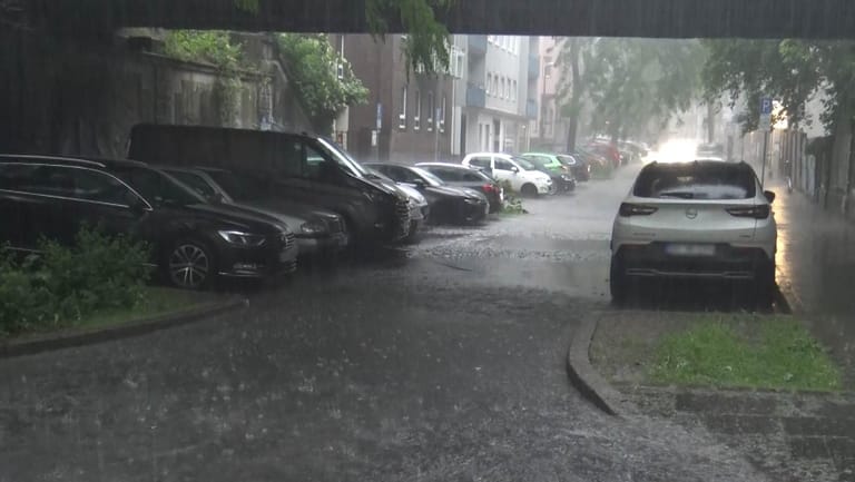 Starkregen in Dortmund: Am Abend stürzten innerhalb kurzer Zeit große Wassermengen vom Himmel.
