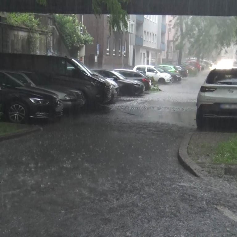 Starkregen in Dortmund: Am Abend stürzten innerhalb kurzer Zeit große Wassermengen vom Himmel.
