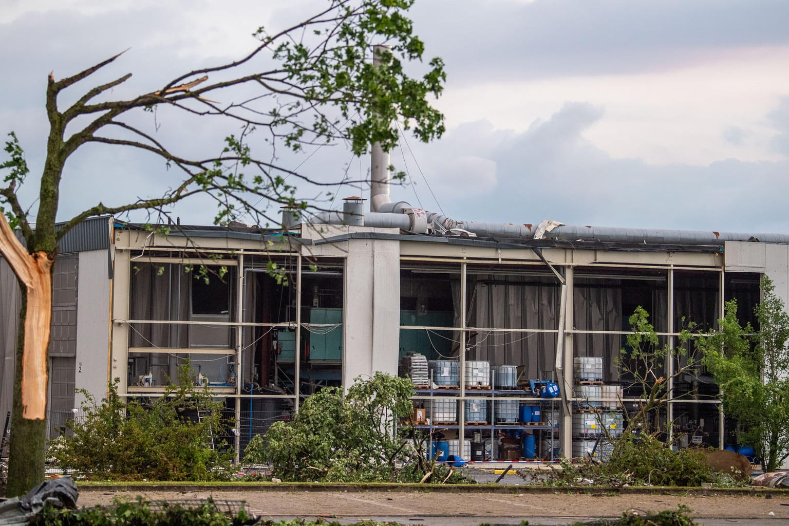 Unwetterschäden in Paderborn: In einer Chemiefabrik fehlt eine Wand.