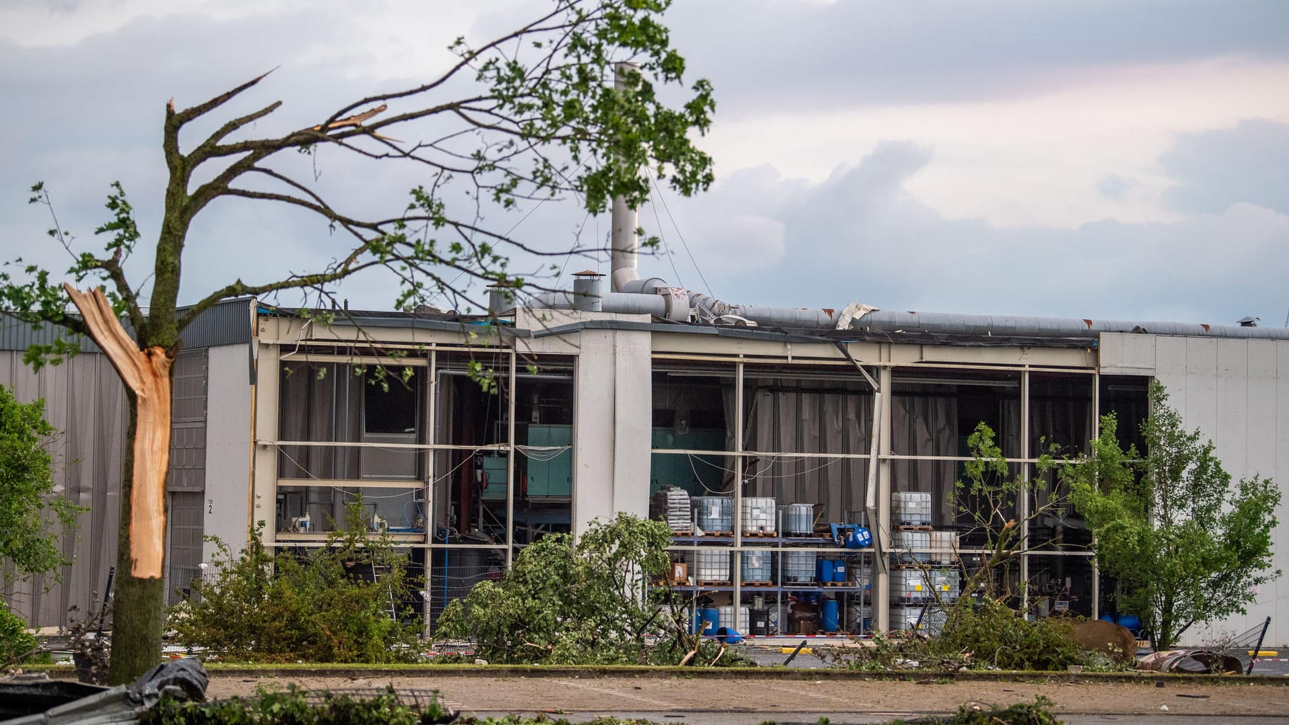 Unwetterschäden in Paderborn: In einer Chemiefabrik fehlt eine Wand.