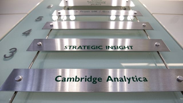 US-Ermittler machen einen neuen Anlauf, um Facebook-Gründer Mark Zuckerberg im Datenschutz-Skandal um Cambridge Analytica persönlich zur Verantwortung zu ziehen. US-Ermittler machen einen neuen Anlauf, um Facebook-Gründer Mark Zuckerberg im Datenschutz-Skandal um Cambridge Analytica persönlich zur Verantwortung zu ziehen.