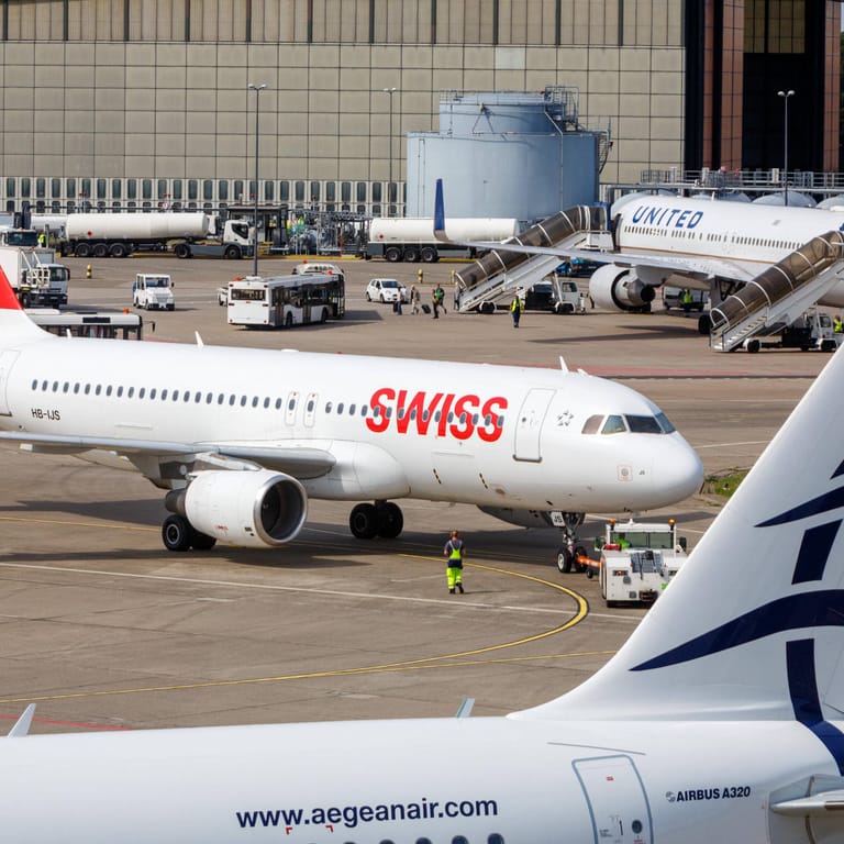 Maschine der Swiss Air in Berlin (Archivfoto): Die Airline ignoriert offenbar die in Deutschland gelten Maskenpflicht auf Flügen.