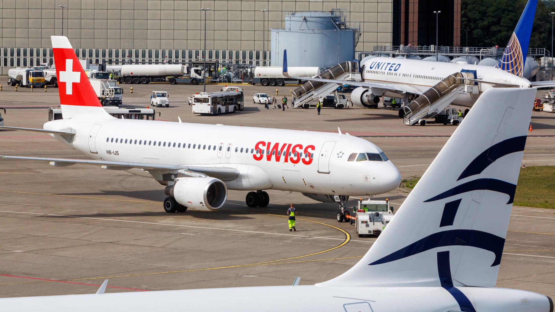 Maschine der Swiss Air in Berlin (Archivfoto): Die Airline ignoriert offenbar die in Deutschland geltende Maskenpflicht auf Flügen.