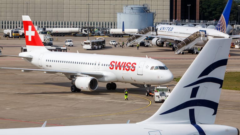 Maschine der Swiss Air in Berlin (Archivfoto): Die Airline ignoriert offenbar die in Deutschland geltende Maskenpflicht auf Flügen.