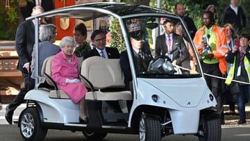 La regina vaga per la terra su un carrello da golf.
