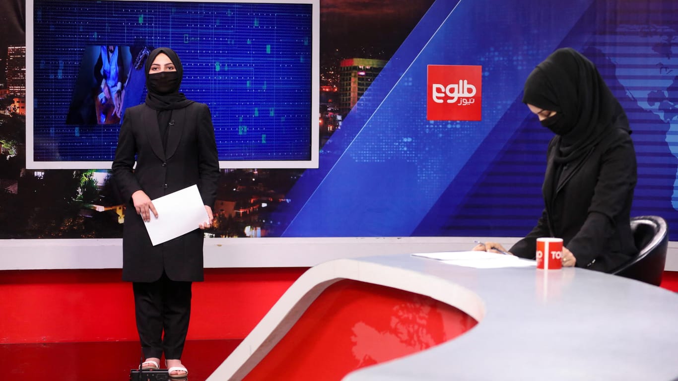 Sonia Niazi and Khatereh Ahmadi: Die beiden afghanischen Moderatorinnen müssen ihr Gesicht verschleiern.