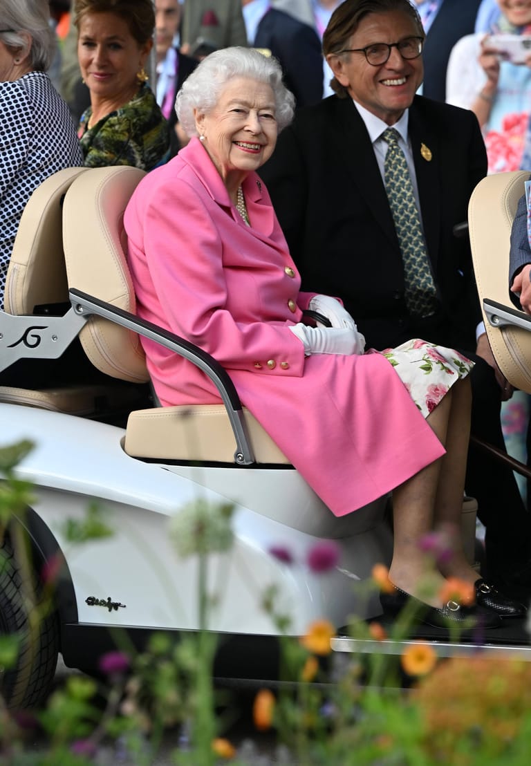 Königin Elizabeth II. kam in einem Look in Pink.