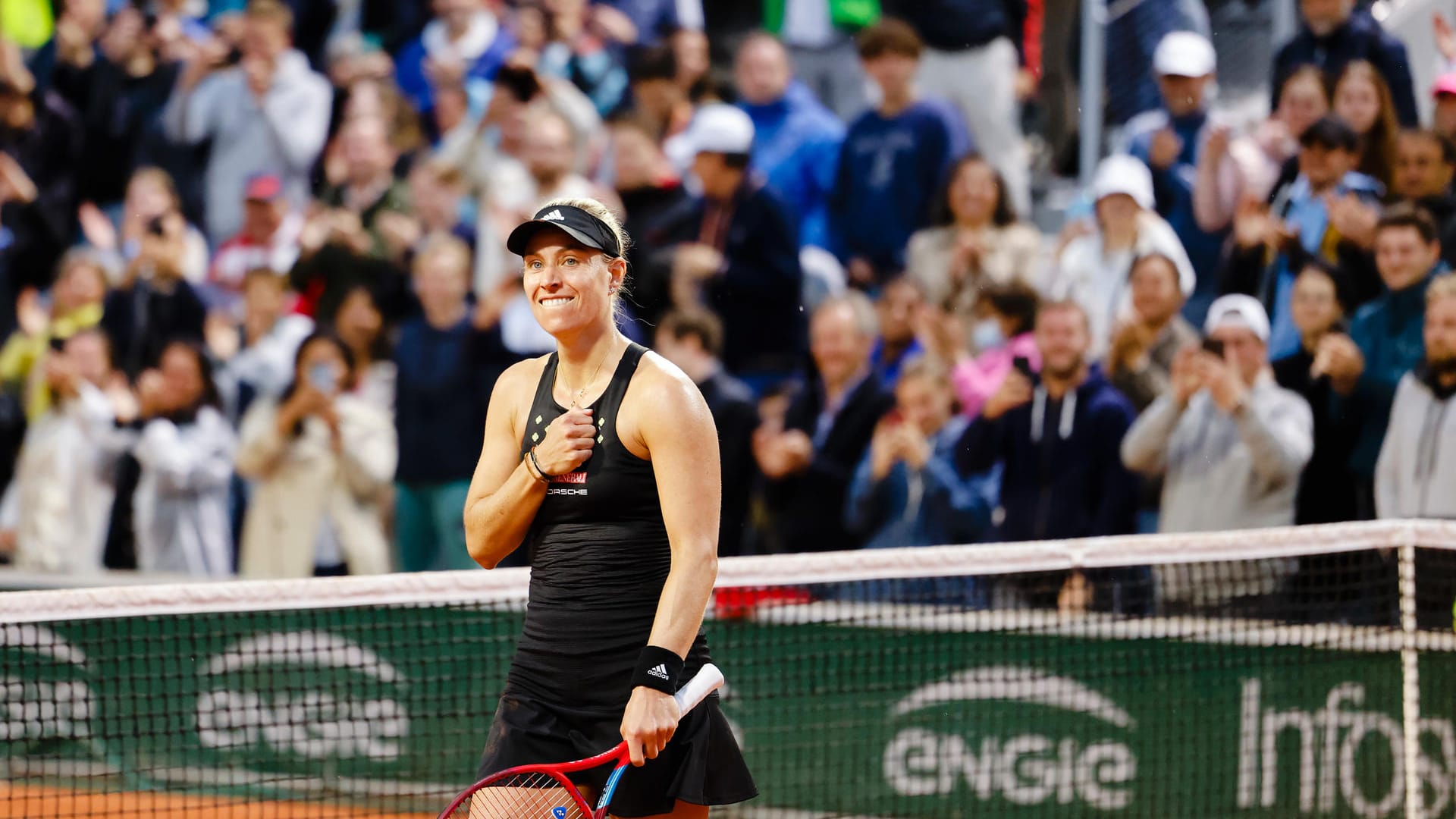 Beherzter Auftritt: Angelique Kerber jubelt über den Einzug in die zweite Runde bei den French Open.