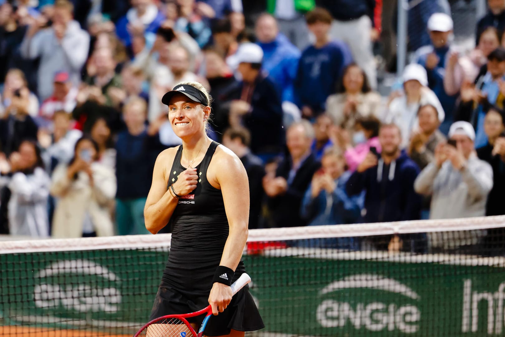 Beherzter Auftritt: Angelique Kerber jubelt über den Einzug in die zweite Runde bei den French Open.