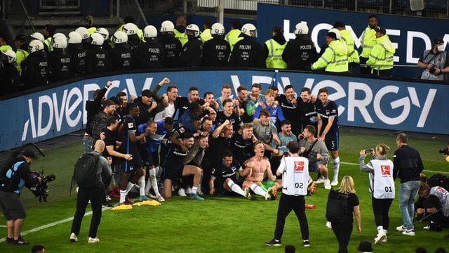 Die Hertha-Spieler jubeln nach dem erkämpften Verbleib in der Bundesliga. Die Hertha-Spieler jubeln nach dem erkämpften Verbleib in der Bundesliga.