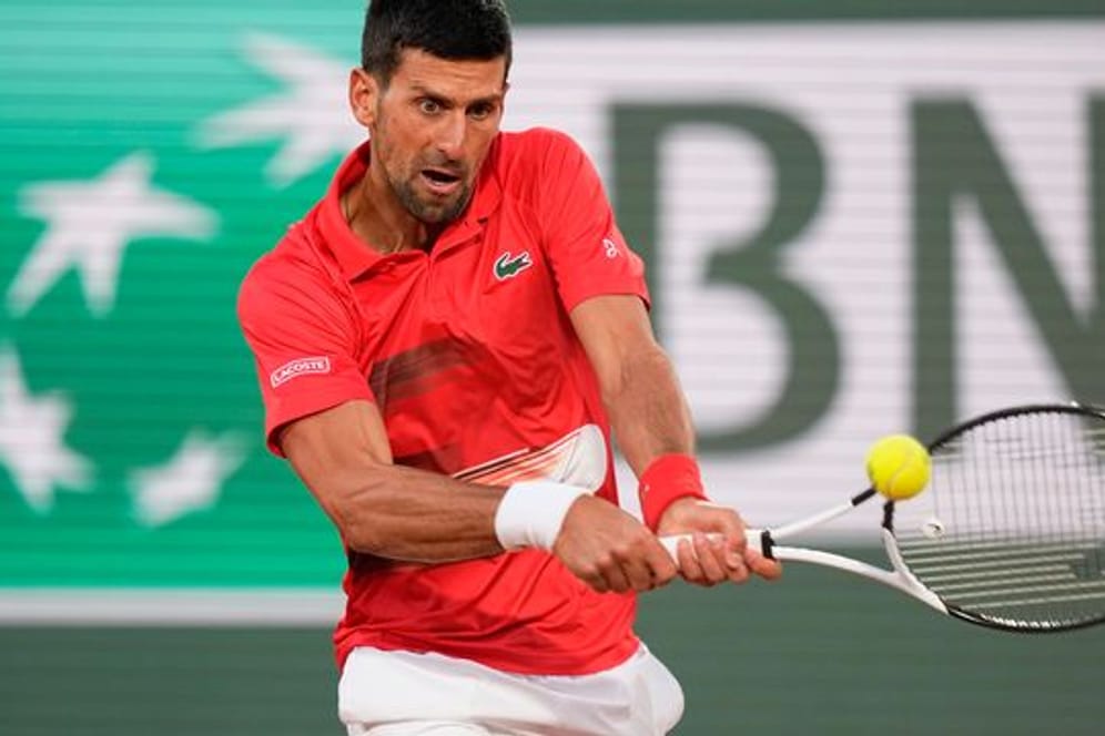 Novak Djokovic ist in Paris ohne Probleme in die zweite Runde eingezogen.